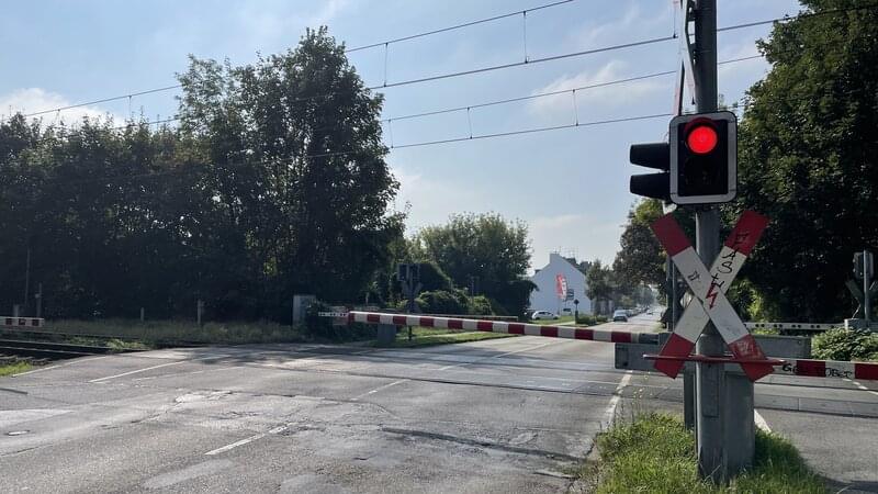 Ein geschlossener Bahnübergang in Emmerich am Rhein. Foto: Deutsche Bahn AG